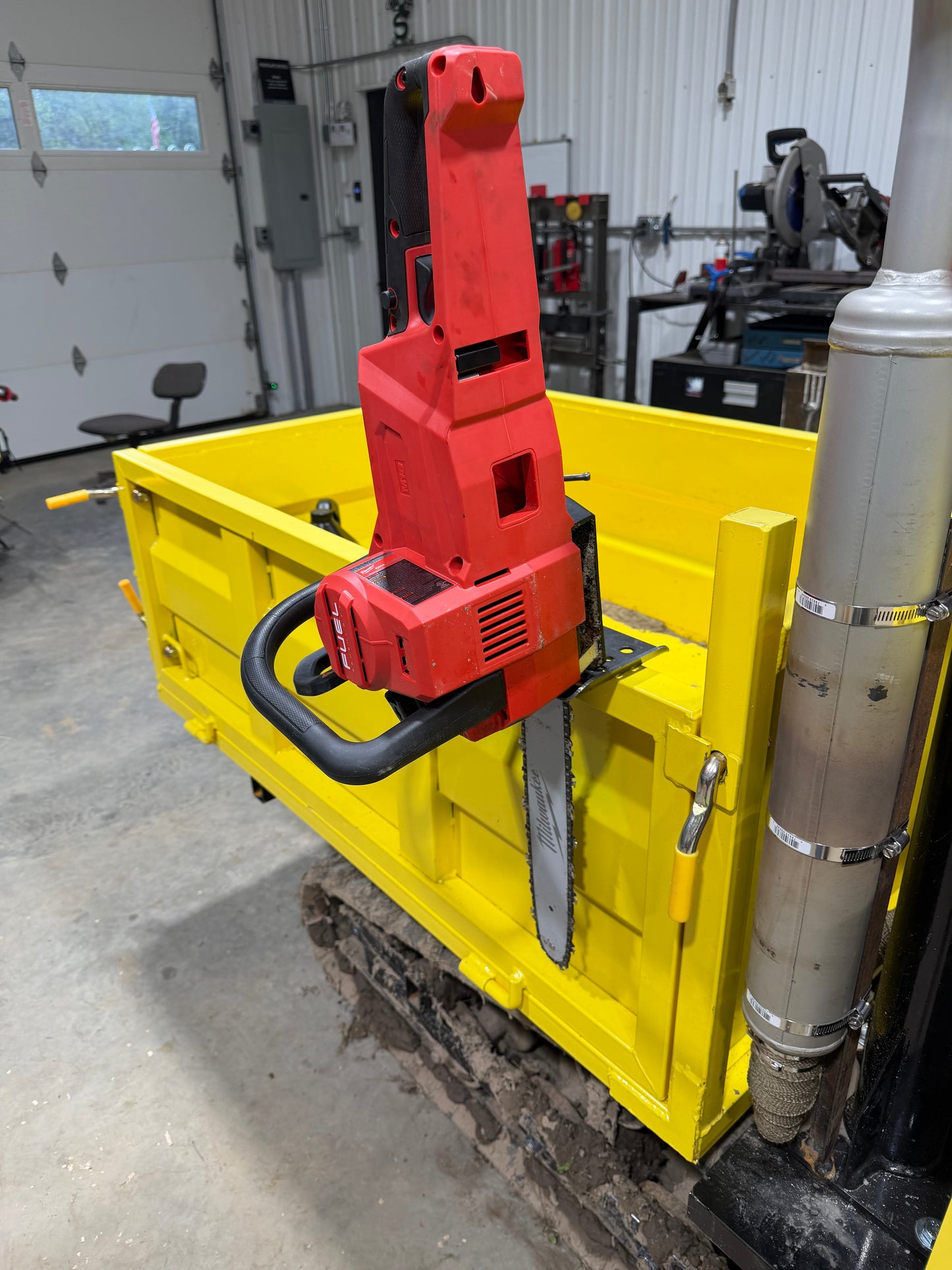 Universal electric chain saw mount