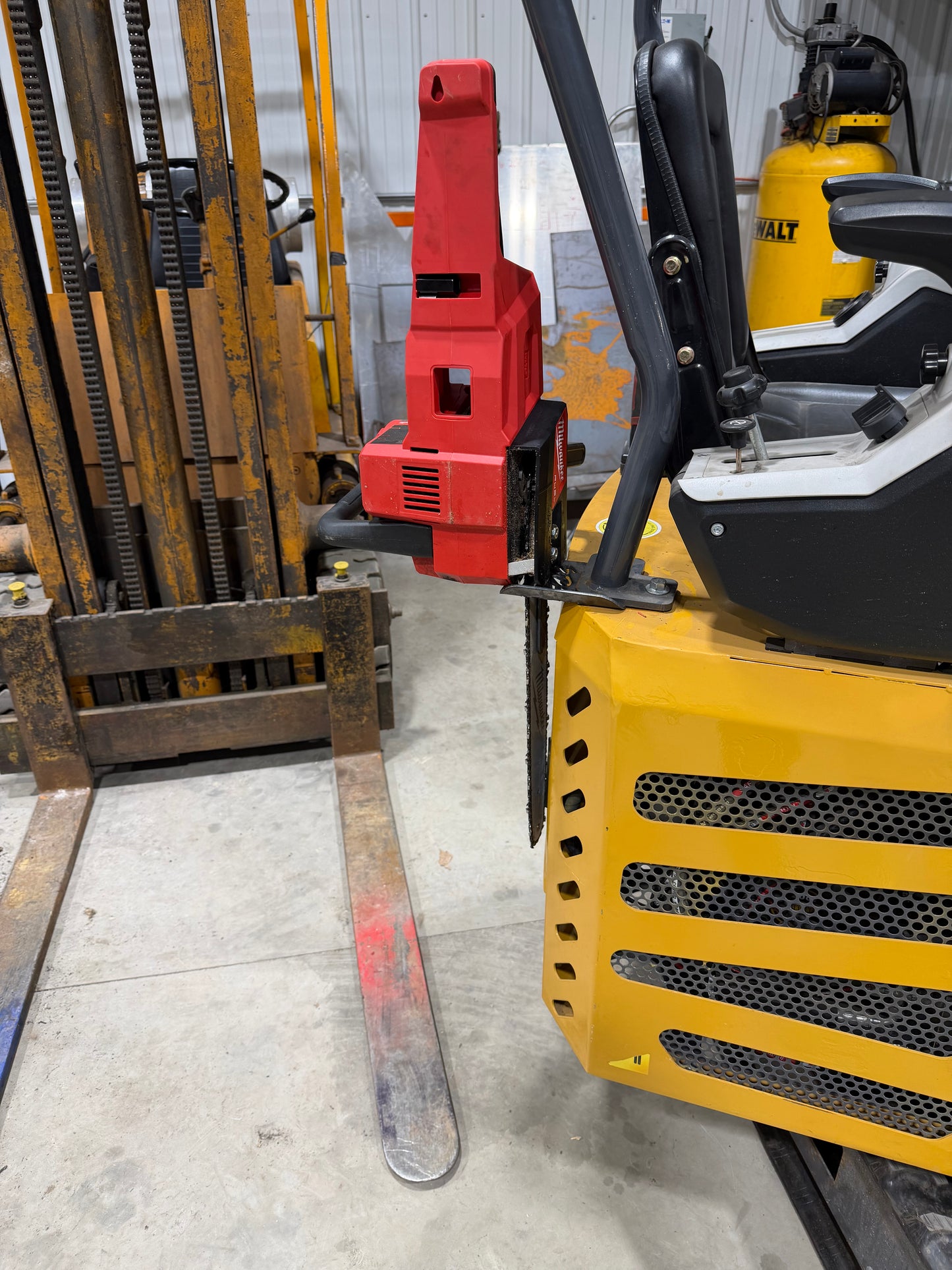 Universal electric chain saw mount
