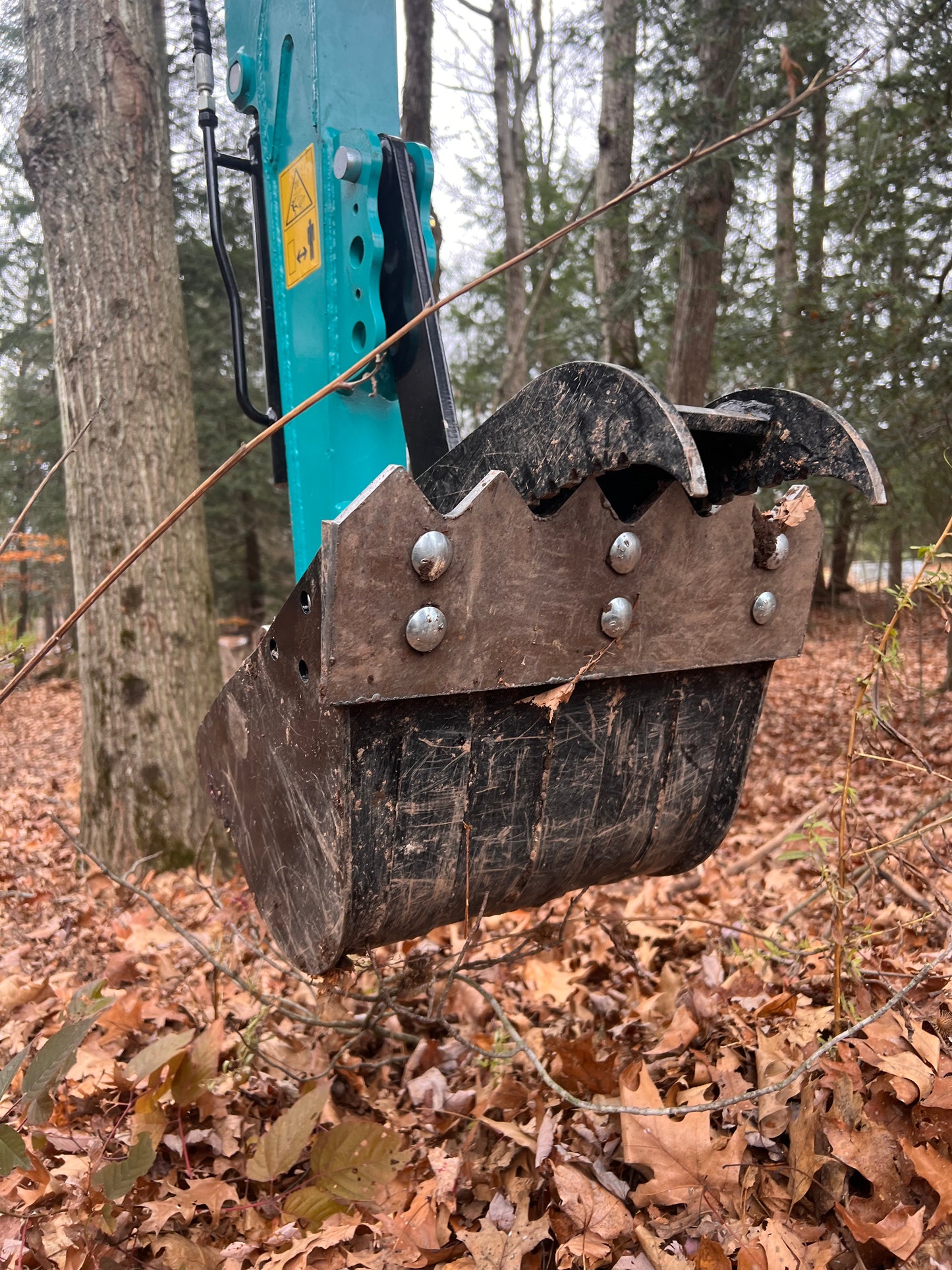 1-ton mini excavator flippalbe 16" bucket cutting edge (demo/cleanup)